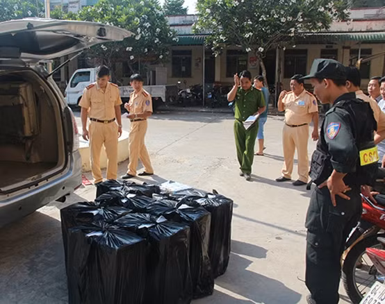 Chiếc xe gắn biển Quân sự giả chở đầy thuốc lá lậu