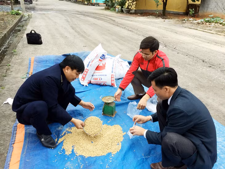 Cán bộ Chi cục Chăn nuôi và Thú y lấy mẫu để kiểm tra chất cấm trong chăn nuôi của Công ty Thiên Nam bán tại TX Đông Triều.
