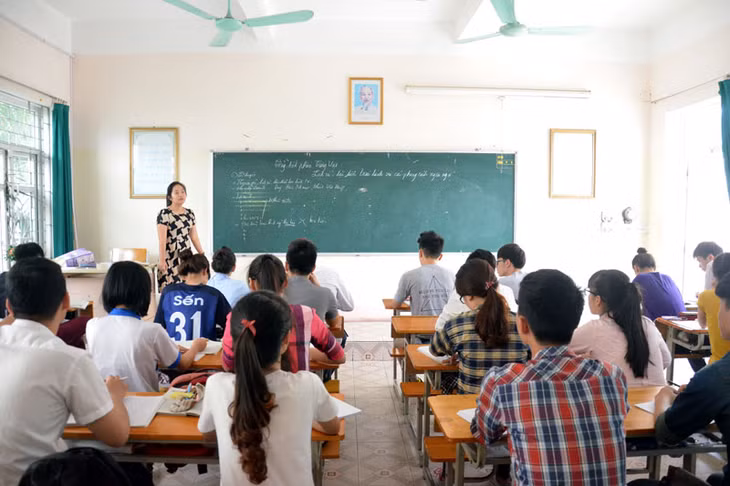 Tiết ôn luyện môn Văn của học sinh lớp 12A, Trường Tiểu học - THCS - THPT Văn Lang (TP Hạ Long).
