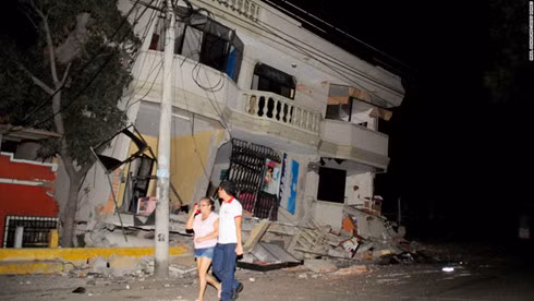 Những căn nhà bị nghiêng và có nguy cơ đổ sập ở thành phố Guayaquil, Ecuador. (ảnh: AFP).