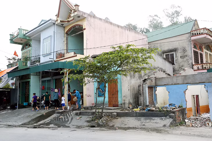 Tại vị trí thi công dự án đoạn tổ 2, khu 2 phường Cửa Ông vẫn còn một số ngôi nhà chưa GPMB được.