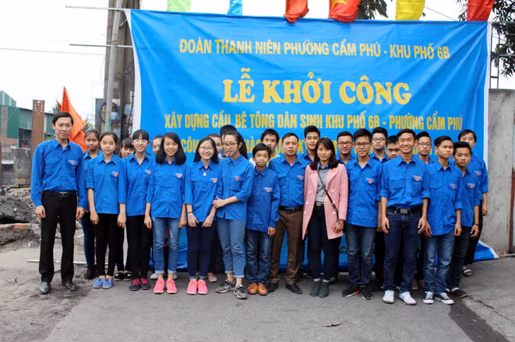 ĐVTN phường Cẩm Phú (TP Cẩm Phả) tham gia lễ khởi công xây dựng cầu dân sinh khu 6B, phường Cẩm Phú. Ảnh: Thùy Dung (Đài Cẩm Phả)