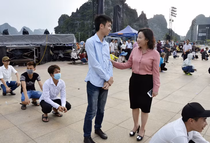 Đồng chí Vũ Thị Thu Thủy, Phó Chủ tịch UBND tỉnh động viên các em sinh viên tham gia tập luyện phục vụ đêm khai mạc chương trình nghệ thuật Carnaval Hạ Long 2016.