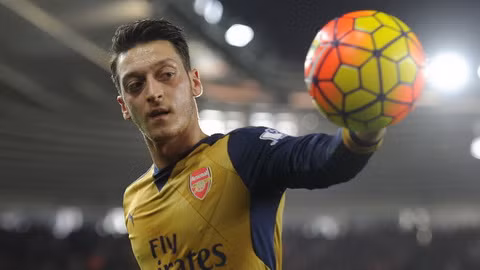 Mesut Ozil là cầu thủ tạo ra nhiều cơ hội ăn bàn nhất trong một mùa giải tại Premier League.