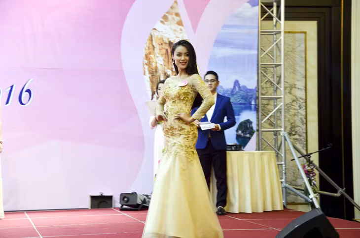 Thí sinh Vũ Mai Anh, SBD đến từ Thị xã Quảng Yên tự tin thể hiện bản thân trong phần thi trình diễn trang phục dạ hội. 