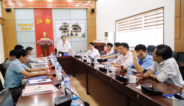 Lãnh đạo TP Uông Bí phát biểu kết luận, tiếp thu ý kiến của các nhà nghiên cứu sau hội thảo.