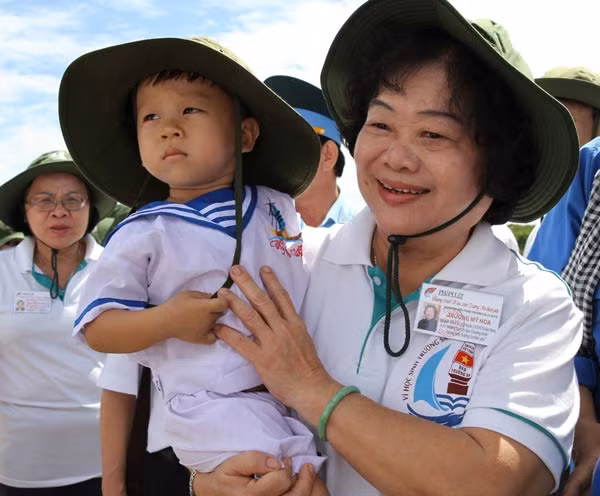 Nguyên Phó Chủ tịch nước Trương Mỹ Hoa trong chuyến thăm Trường Sa.