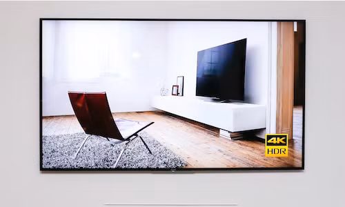 Mẫu TV Bravia mới của Sony, X93D, thiết kế siêu mỏng cho phép treo sát tường như một bức tranh.