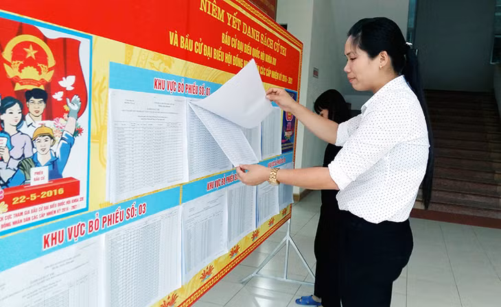 Nhân dân phường Tân An, TX Quảng Yên, kiểm tra danh sách cử tri được niêm yết tại trụ sở UBND phường.