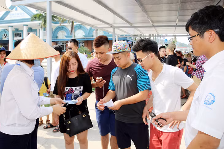 Để tạo điều kiện cho du khách đi lại được rộng rãi hơn, Cảng đã thực hiện di chuyển vị trí soát vé.