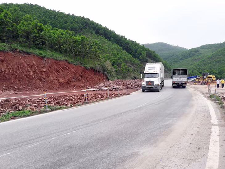 “Điểm đen” về ATGT từ Km172+100 đến Km172+900 QL18A thuộc khu vực xã Cẩm Hải (TP Cẩm Phả) đang được mở rộng, cắt cua. 