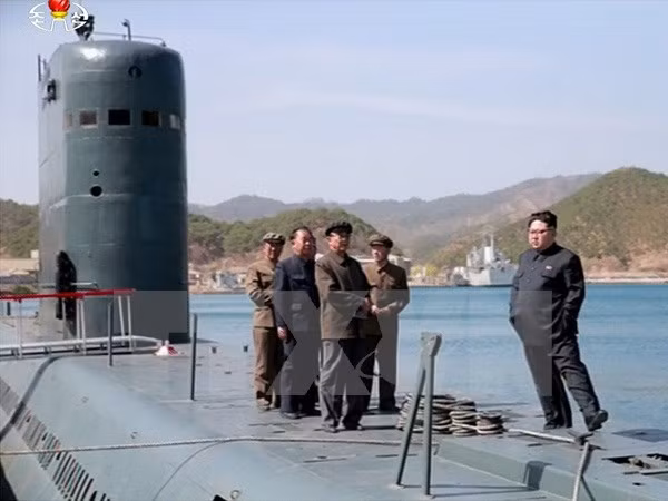 Nhà lãnh đạo Triều Tiên Kim Jong-un (phải) thị sát buổi phóng thử tên lửa đạn đạo từ tàu ngầm SLBM. (Nguồn: Yonhap/TTXVN)