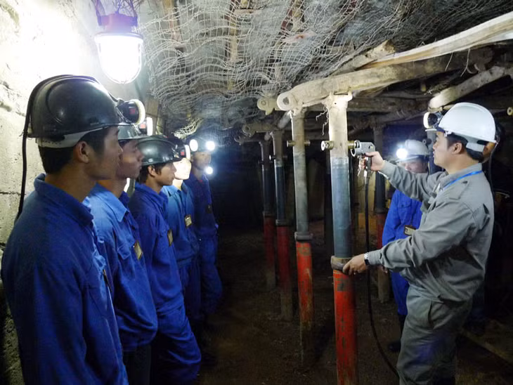 Học sinh thực tập kỹ thuật khai thác mỏ hầm lò tại Trường Cao đẳng nghề Than - Khoáng sản Việt Nam. (Ảnh do đơn vị cung cấp)