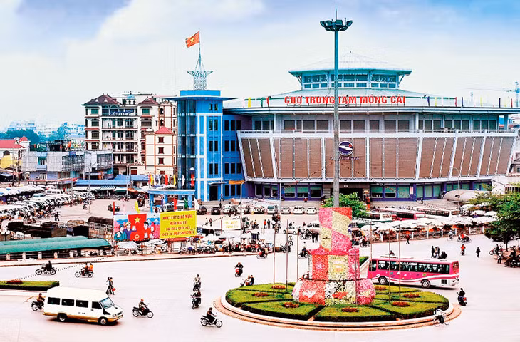 Chợ Trung tâm Móng Cái - điểm dừng chân không thể thiếu của du khách.