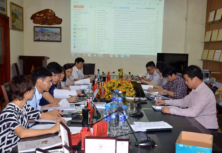 Hội đồng thi đánh giá hồ sơ các sản phẩm dự thi.