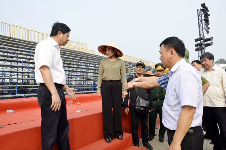 Đồng chí Vũ Thị Thu Thủy, Phó Chủ tịch UBND tỉnh kiểm tra công tác chuẩn bị khu vực khán đài.