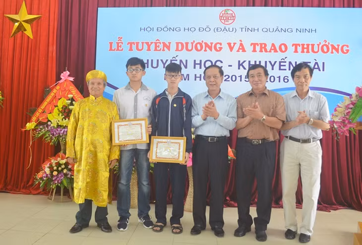 Hội đồng họ Đỗ Quảng Ninh trao thưởng cho học sinh đoạt giải tại kỳ thi chọn học sinh giỏi cấp tỉnh và cấp Quốc gia năm học 2015 – 2016