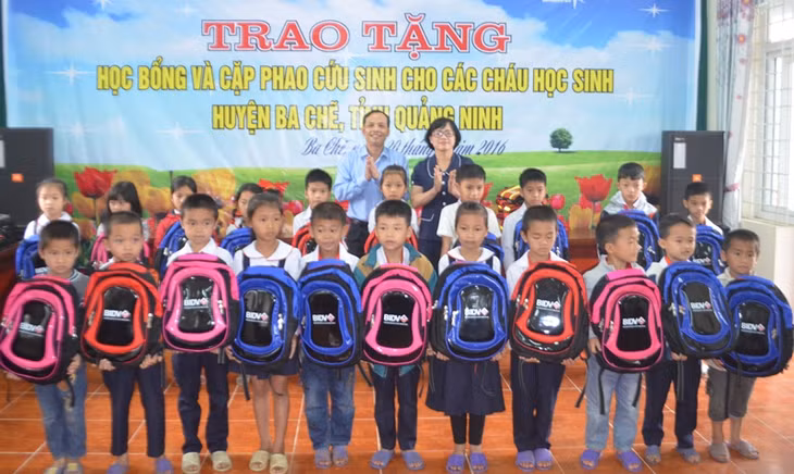 Đại diện Ngân hàng TMCP Đầu tư và Phát triển Việt Nam (BIDV) cùng đại diện Ban Nữ công LĐLĐ tỉnh trao ba lô cứu sinh cho các em học sinh Trường tiểu học xã Đồn Đạc, huyện Ba Chẽ