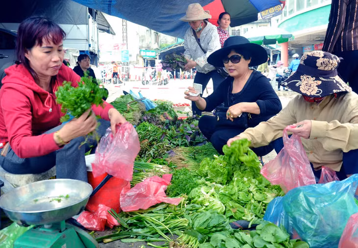 Chị Nguyễn Thị Hải bán rau cho khách.
