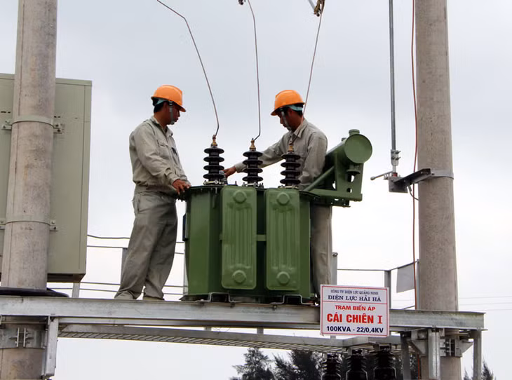 Công ty Tư vấn và Xây dựng Quảng An tập trung lắp đặt máy biến áp cho dự án.