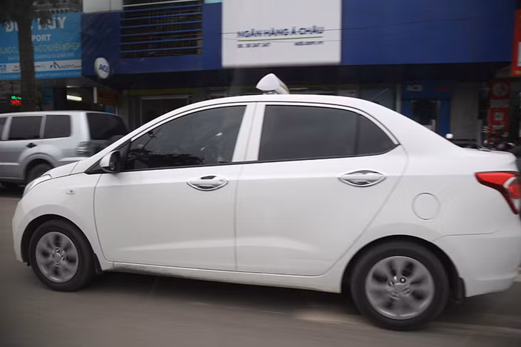Trên nhiều tuyến đường trung tâm vẫn còn nhiều taxi chưa chấp hành quy định mới của UBND tỉnh.