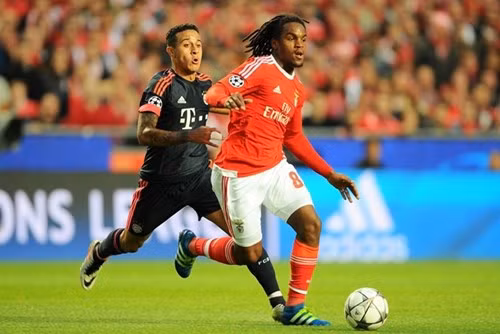 Mourinho muốn đưa Sanches (áo đỏ) tới Old Trafford