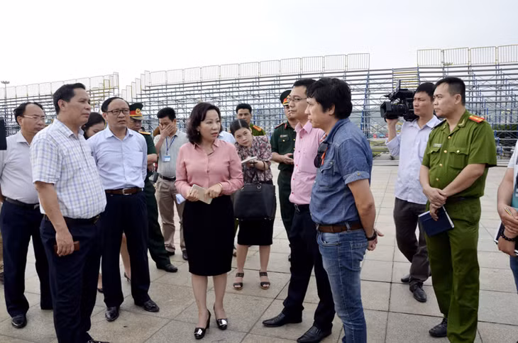 Đồng chí Vũ Thị Thu Thủy, Phó Chủ tịch UBND tỉnh nghe báo cáo tiến độ chuẩn bị chương trình nghệ thuật Carnaval Hạ Long 2016.