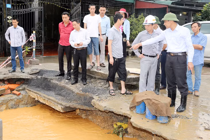 Đồng chí Vũ Văn Diện, Phó Chủ tịch UBND tỉnh đã trực tiếp xuống hiện trường thi công Cải tạo, nâng cấp Quốc Lộ 18 để chỉ đạo khắc phục một số vị trí ngập lụt do trận mưa lớn ngày 22/4.