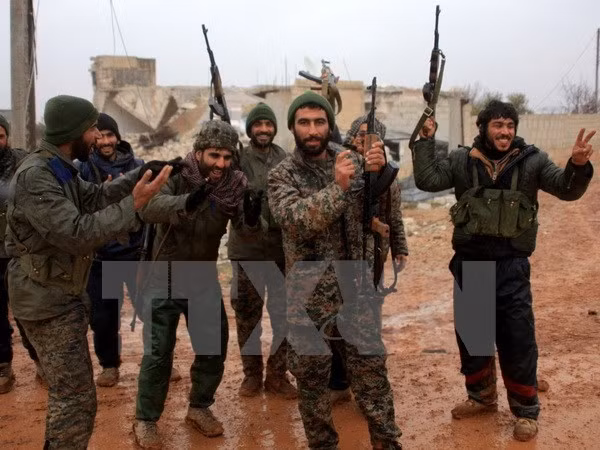 Binh sỹ Syria mừng chiến thắng sau khi lực lượng này giành được quyền kiểm soát tại làng Ratian, phía bắc thành phố Aleppo ngày 6/2. (Nguồn: AFP/TTXVN)