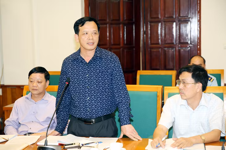 Đồng chí Vũ Văn Khánh, Giám đốc Sở GTVT báo cáo tiến độ một số hạ tầng giao thông kết nối đến các cảng biển trên địa bàn tỉnh.