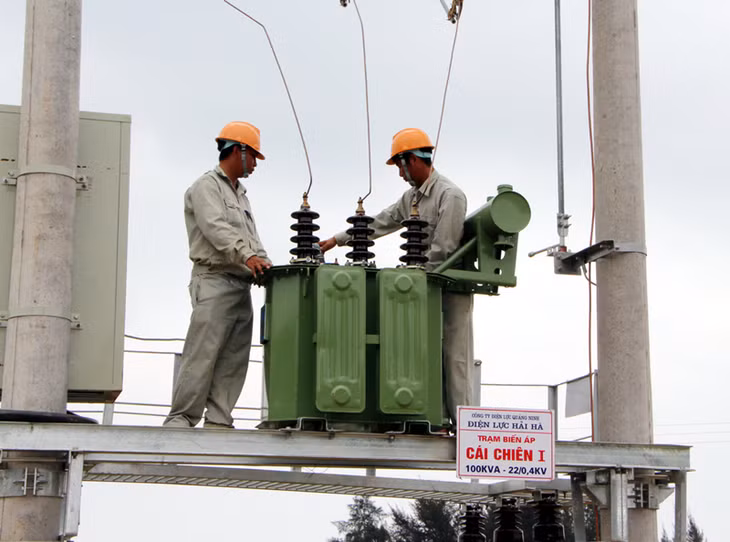 Các nhà thầu tập trung lắp đặt máy biến áp
