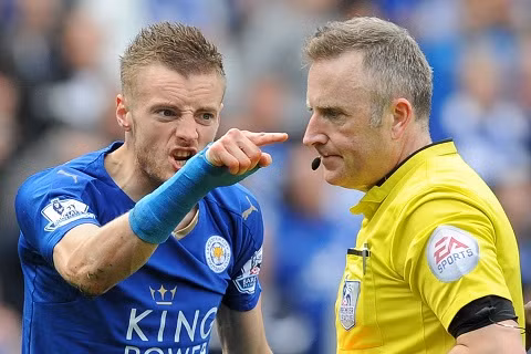 Vardy chỉ tay quát mắng trọng tài Jon Moss