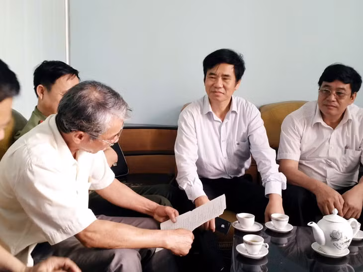 Ông Ngô Tiến Thiệu, Phó Chủ tịch UBND TX Đông Triều (thứ 2, phải sang) trong một cuộc tiếp xúc trực tiếp vận động người dân GPMB tại xã Hồng Thái Tây, ngày 13-4-2016.