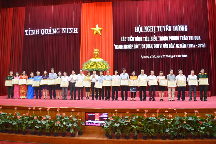 Các đơn vị có thành tích xuất sắc trong phong trào thi đua Cơ quan, đơn vị văn hóa nhận bằng khen của UBND tỉ