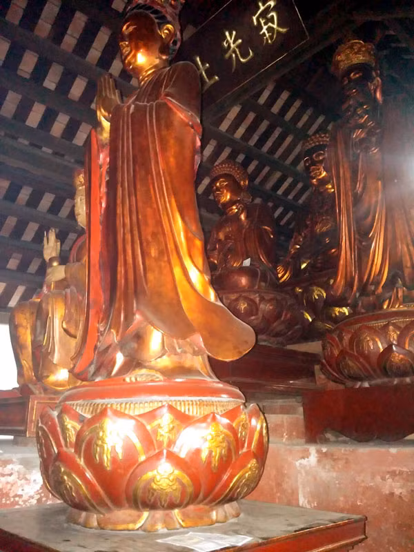 Những pho tượng Phật bằng gỗ mít được làm từ thời Lê.