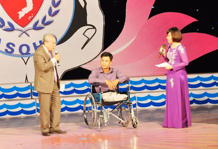 Anh Đinh Viết Quang (TP Hạ Long) - một người mất cả hai chân nhưng luôn nỗ lực vươn lên, là điểm tựa vững chắc cho gia đình. 