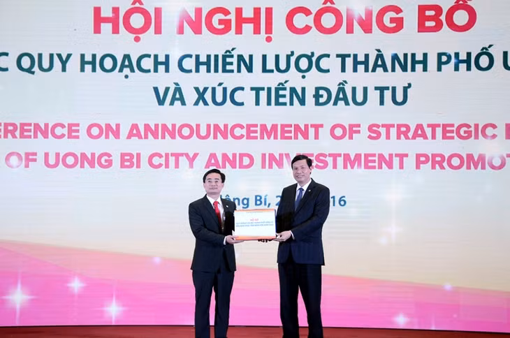 Đồng chí Nguyễn Đức Long, Chủ tịch UBND tỉnh trao Hồ sơ quy hoạch cho đại diện lãnh đạo TP Uông Bí.