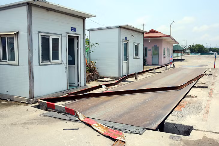 Hệ thống cân hiện đại được đầu tư tại bãi xếp dỡ đã han rỉ, hỏng hóc, sắt thép nằm chổng trơ, nhàu nát.