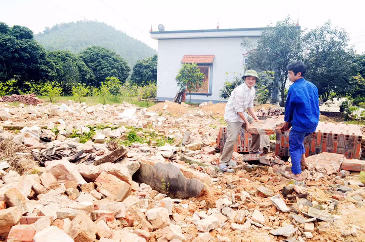 Hộ ông Nguyễn Văn Thinh (thôn Bãi Dài, xã An Sinh) tự nguyện hiến gần 600m2 đất vườn và vật kiến trúc trên đất phục vụ cho dự án.