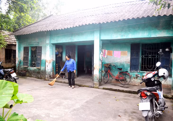 Nhiều năm nay, căn nhà tập thể đã thanh lý của gia đình bà Nghiêm Thị Gái (xã Yên Thọ, TX Đông Triều) đã xuống cấp nhưng không thể xây mới vì chưa được cấp GCNQSDĐ.