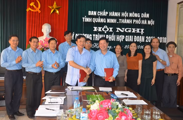 Đại diện lãnh đạo Hội Nông dân tỉnh và Hội Nông dân TP Hà Nội ký kết chương trình phối hợp giai đoạn 2016-2018.