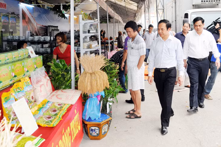 Đồng chí Đặng Huy Hậu, Phó Chủ tịch Thường trực UBND tỉnh kiểm tra các gian hàng