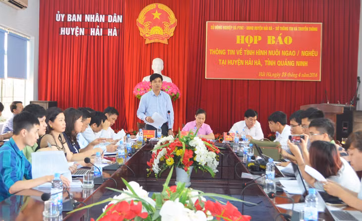 Ông Nguyễn Văn Công, Phó Giám đốc Sở NN&PTNT báo cáo tình trạng ngao chết tại Hải hà tại buổi họp báo