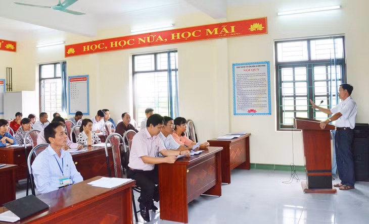Ủy ban Bầu cử xã Hồng Phong hướng dẫn các ứng cử viên hoàn thiện hồ sơ ứng cử.