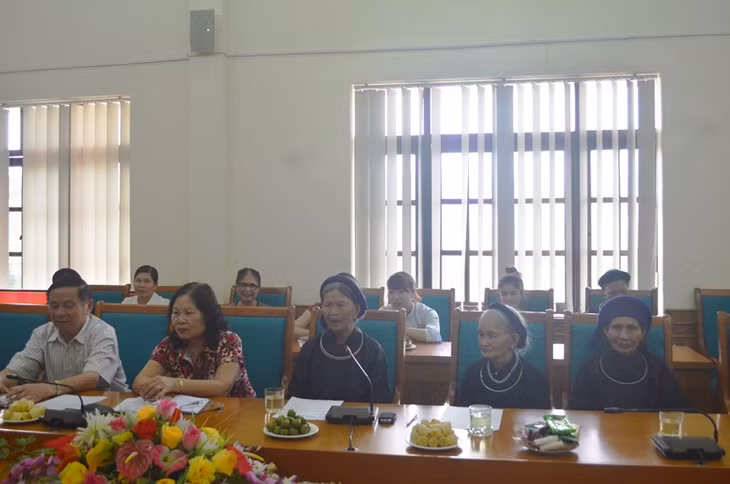 Nghệ nhân hát then Nông Thị Sin (ở giữa) phát biểu ý kiến tại buổi tọa đàm.