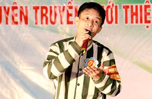 Bùi Xuân Lâm say sưa trình bày một bài hát do mình sáng tác.