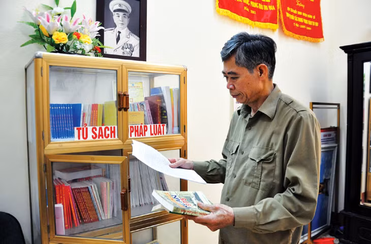 Ông Trần Quốc Mạnh chuẩn bị tài liệu để tham gia các buổi kể chuyện lịch sử cho học sinh.