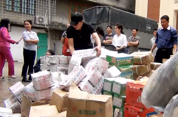 Cảnh sát môi trường Công an TP Hạ Long, phát hiện thu giữ 2,3 tấn thực phẩm Trung Quốc, không có hoá đơn chứng từ hợp lệ của bà Chu Thị Liên ở tổ 10, khu 1, phường Trần Hưng Đạo (TP Hạ Long), tháng 3-2016.