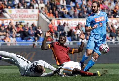 Higuain không thể ghi bàn giúp Napoli duy trì hi vọng vô địch. (Ảnh: Reuters).