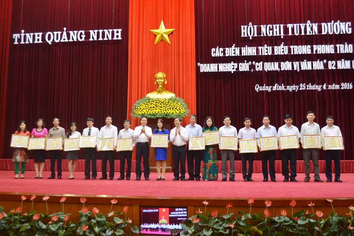 Các cơ quan có thành tích xuất sắc trong phong trào thi đua nhận bằng khen của UBND tỉnh